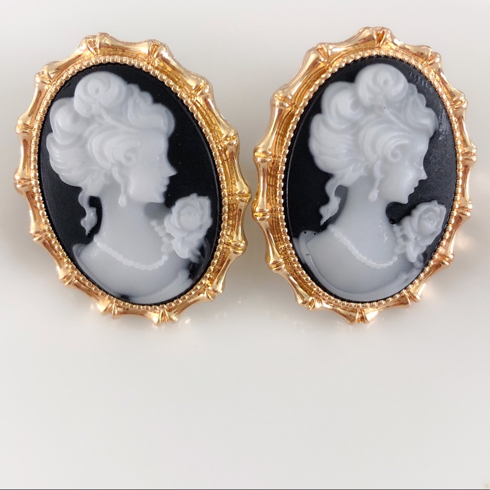 3/$30 NEW VINTAGE CAMEO BLACK GOLD STUD EARRINGS - Picture 3 of 5
